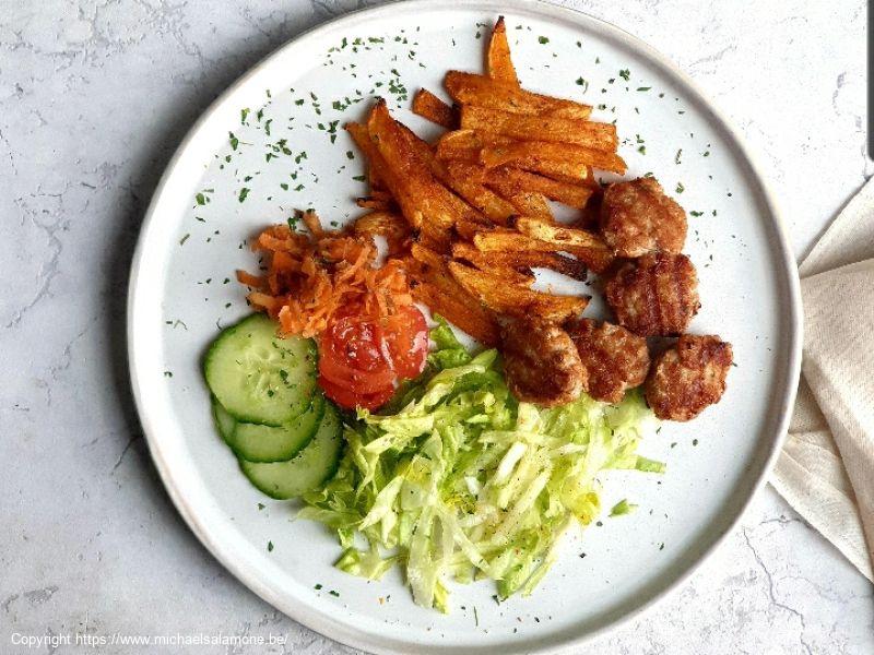 Assiette avec boulettes de viande épicées, frites kéto et salade composée (1)