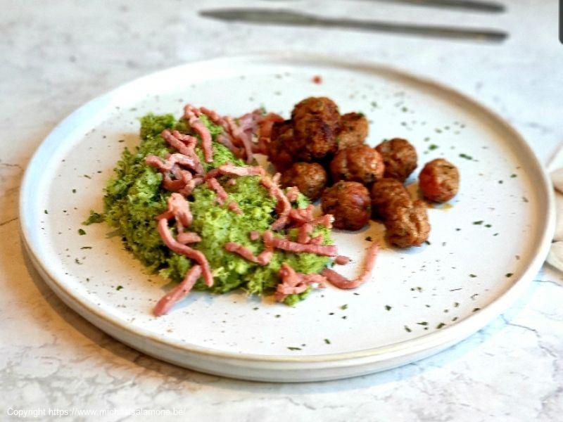 Assiette avec purée de brocoli aux lardons et boulettes de viande aux mélange d'épices (1)