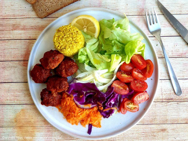 Assiette avec boulettes d'agneau, crudités et riz de chou-fleur à l'orientale (1)