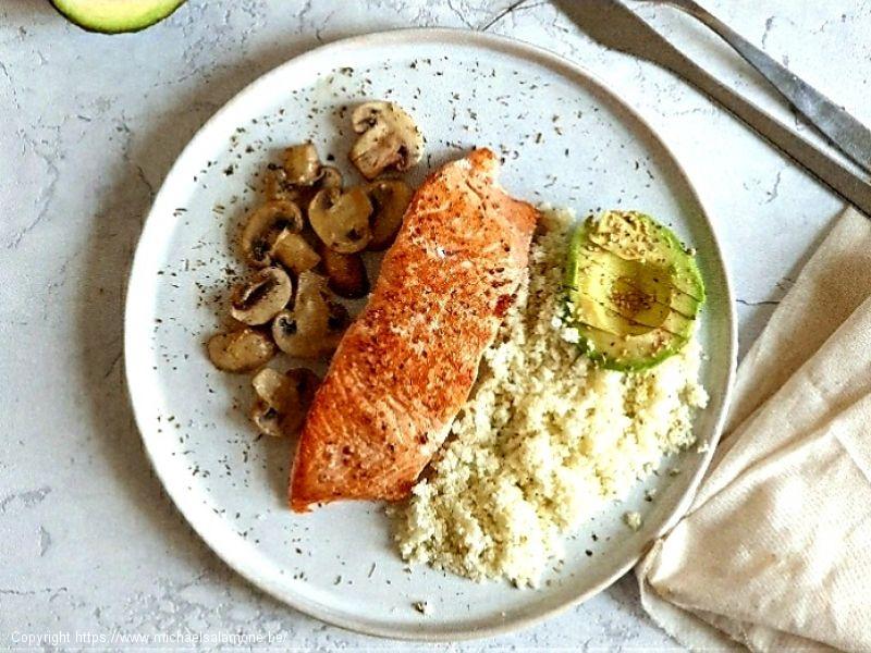 Assiette de saumon, riz de chou-fleur et champignons de Paris (1)