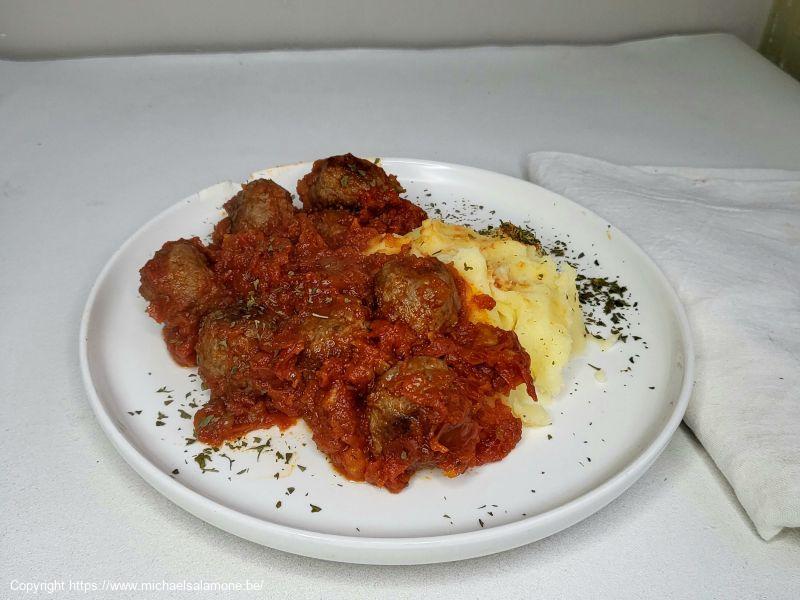 Boulettes sauce tomate maison et purée kéto (1)