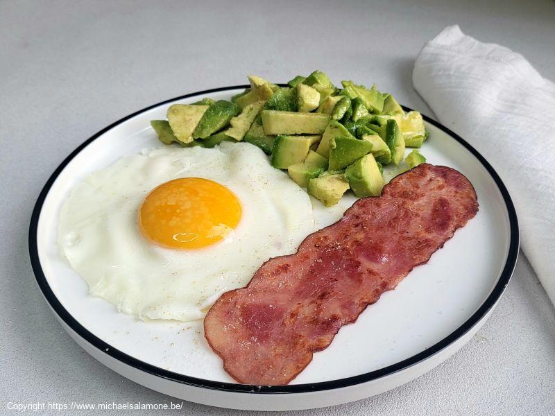 Œuf au plat, bacon, avocat (1)