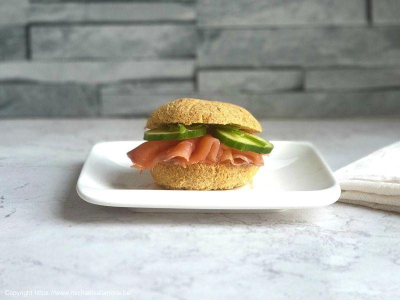 Petit pain kéto au saumon fumé, concombre et ciboulette (1)